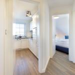 Küche und Schlafzimmer sind über einen Flur erreichbar.