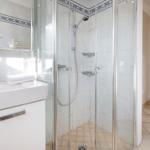 Badezimmer mit Dusche und Waschbecken