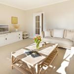 Wohnzimmer mit Sofa, Couchtisch und Fernseher.