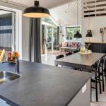 Küche mit Essbereich, Terrasse und Wohnzimmer im Hintergrund.