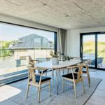 Esszimmer mit Tisch, Stühlen und Blick auf den Garten