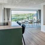 Moderne Küche mit Essbereich und Blick auf die Landschaft.