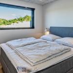 Schlafzimmer mit Bett, Fenster und Nachttischen