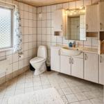 Badezimmer mit Dusche, Toilette und Waschbecken