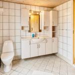 Badezimmer mit Toilette, Waschbecken und Sauna