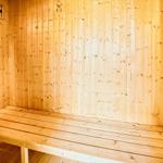 Sauna mit Holzwandverkleidung und Sitzbank.