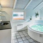 Bad mit Whirlpool, Waschbecken und Fenstern