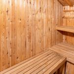 Holzsauna mit Sitzbänken und Ablagefläche