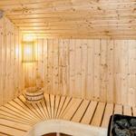 Sauna mit Holzbank, Eimer und Steine
