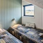 Zwei Betten mit Patchwork-Bettwäsche unter einem Dach