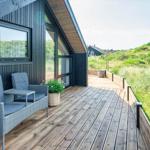 Terrasse mit Sitzgelegenheit und Blick auf Grünflächen