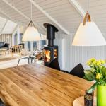 Essbereich mit Holztisch und Kamin im Wohnbereich.