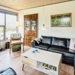 Wohnzimmer mit Kamin, Sofa und Holzboden.