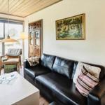 Wohnzimmer mit Sofa, Kamin und Fensterblick.