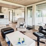 Wohnzimmer mit Küche, Sitzgelegenheiten und großem Fensterblick.