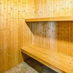 Sauna mit Holzwand und Sitzbank