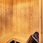 Sauna mit Holzwandverkleidung und Sitzbank in Ecke