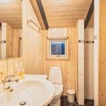 Badezimmer mit Waschbecken, Toilette und Waschmaschine