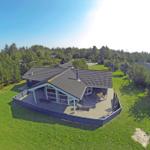 Haus mit großem Balkon, Garten und Terrasse im Grünen.