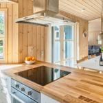 Küche mit Holzoberflächen und Essbereich mit Tisch und Stühlen.