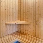 Sauna mit Holzwand und Sitzbank