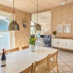 Essbereich mit Tisch, Stühlen und Fensterblick. Wohnzimmer und Schlafzimmer im Hintergrund.