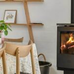 Essbereich mit Holzofen und Pflanzen an der Wand