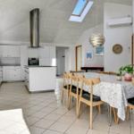 Küche und Essbereich mit Tisch, Stühlen und Fenster