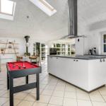 Küche mit Essbereich und Billardtisch. Dachfenster und Holztüren.