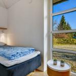 Schlafzimmer mit Bett, Fenster und Pflanzen