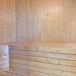 Sauna mit Holzwand und Sitzbank