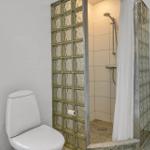 Badezimmer mit Toilette und Dusche mit Glasblöcken