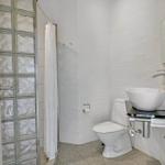 Badezimmer mit Dusche, Toilette und Waschbecken.