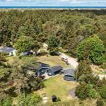 Haus in Wald mit Blick auf Meer und Parkplatz