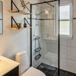 Badezimmer mit Dusche, Toilette und Waschbecken