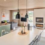 Moderne Küche mit Essbereich und Kamin im Wohnzimmer
