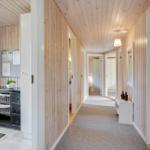 Flur mit Holzwandverkleidung und Türöffnungen zu Räumen