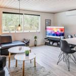 Wohn- und Essbereich mit Ledersofa, Esstisch und TV.