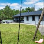 Haus mit Garten, Schaukel und Terrasse im Wald