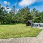 Hinterhof mit Garten, Terrasse und kleinem Holzhaus.