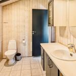 Badezimmer mit Dusche, Toilette und Waschbecken.