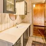 Badezimmer mit Dusche, Whirlpool und Holzwand