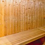 Sauna mit Holzwand und Sitzbänken