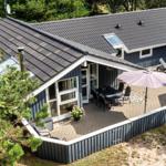 Haus mit Terrasse, Garten und Grillplatz. Außenbereich mit Sitzgelegenheiten.