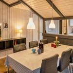 Esszimmer mit Tisch, Stühlen und Blick in Küche und Schlafzimmer.