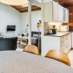 Küche mit Essbereich, Wohnzimmer und Blick auf Grünflächen.