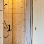 Dusche mit Fliesen und Duschvorhang