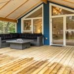 Terrasse mit Sitzgruppe und Glasfront zur Wohnung
