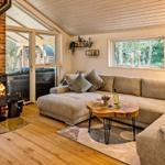 Wohnzimmer mit Sofa, Kamin und Terrassentür
