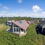 Moderne Villa mit Glasfassade und Terrasse in grüner Umgebung